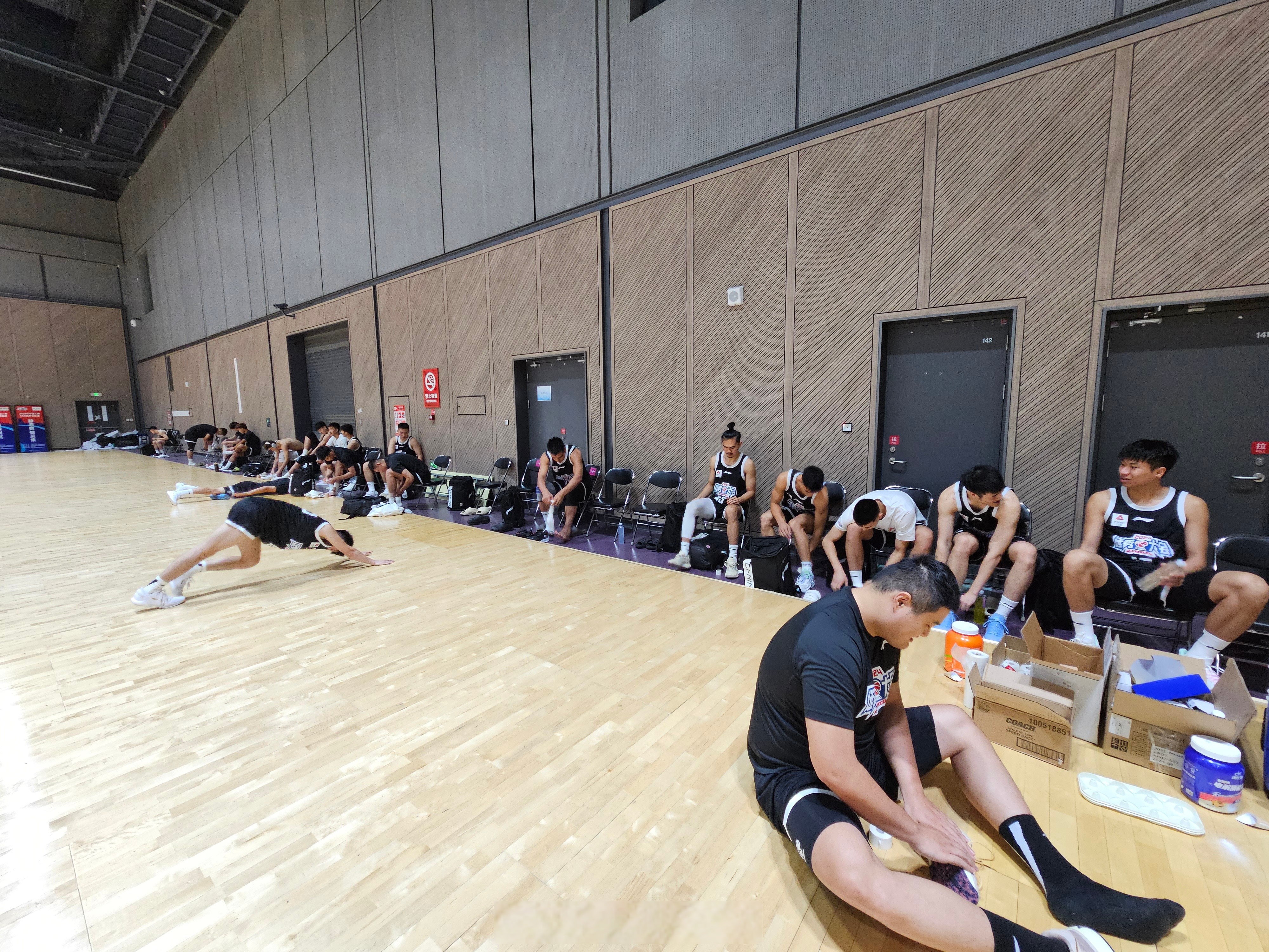 清晨体能课后;新疆广汇刷新队史纪录备战全明星赛;气氛紧张;控场能力受关注的简单介绍 清晨体能课后;新疆广汇刷新队史纪录备战全明星赛;气氛紧张;控场能力受关注的简单介绍